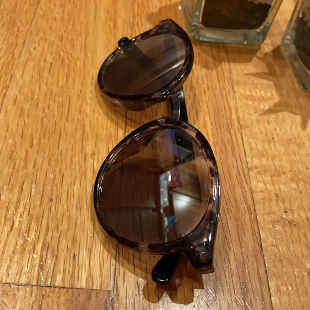 Guess Designer Sunglasses with Mirror Lenses 😎 - Picture 9 of 11